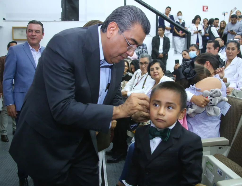 Gobernado de Puebla, Sergio Salomón coloca aparato a menor de edad 
