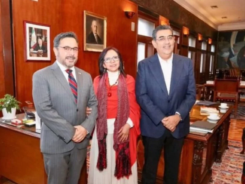 Sergio Salomón gobernador de Puebla en reunión con Arturo Reyes director general del IPN y Leticia Ramírez secretaria de Educación Pública