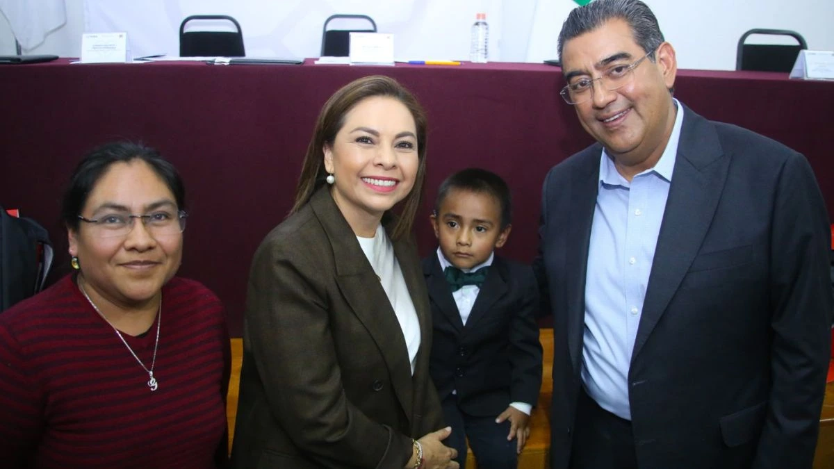 Gobernado del Estado, Sergio Salomón y presidenta del DIF, Gaby Bonilla