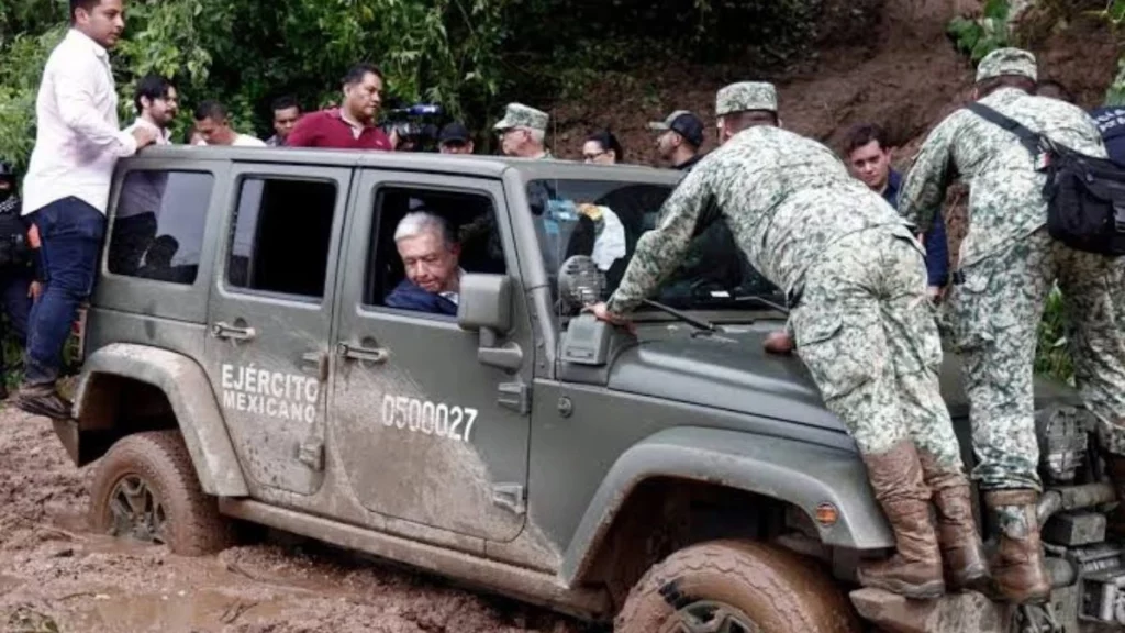 Vehículo del Ejército Mexicano en el que viajaba AMLO se queda atascado rumbo a Acapulco