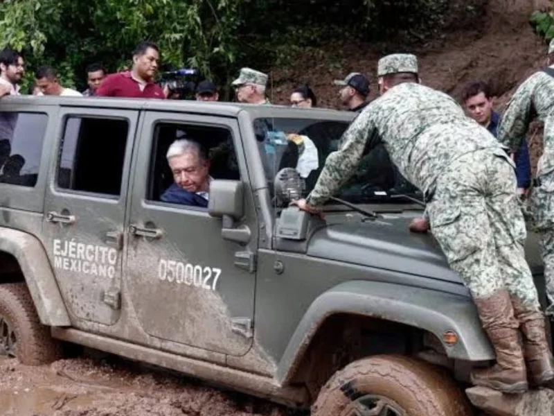 Vehículo del Ejército Mexicano en el que viajaba AMLO se queda atascado rumbo a Acapulco