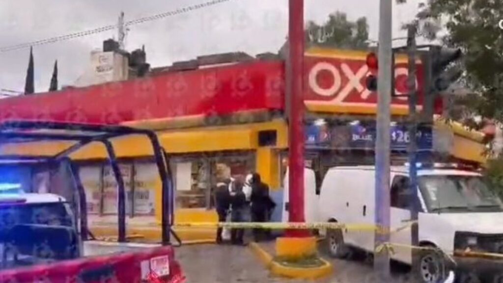 A puñaladas asesinan a un hombre afuera de un Oxxo en Humboldt, Puebla