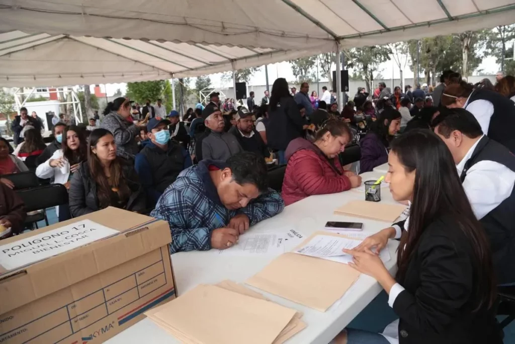 Habitantes de Puebla llenando papeles por entrega de apoyos del gobierno municipal.