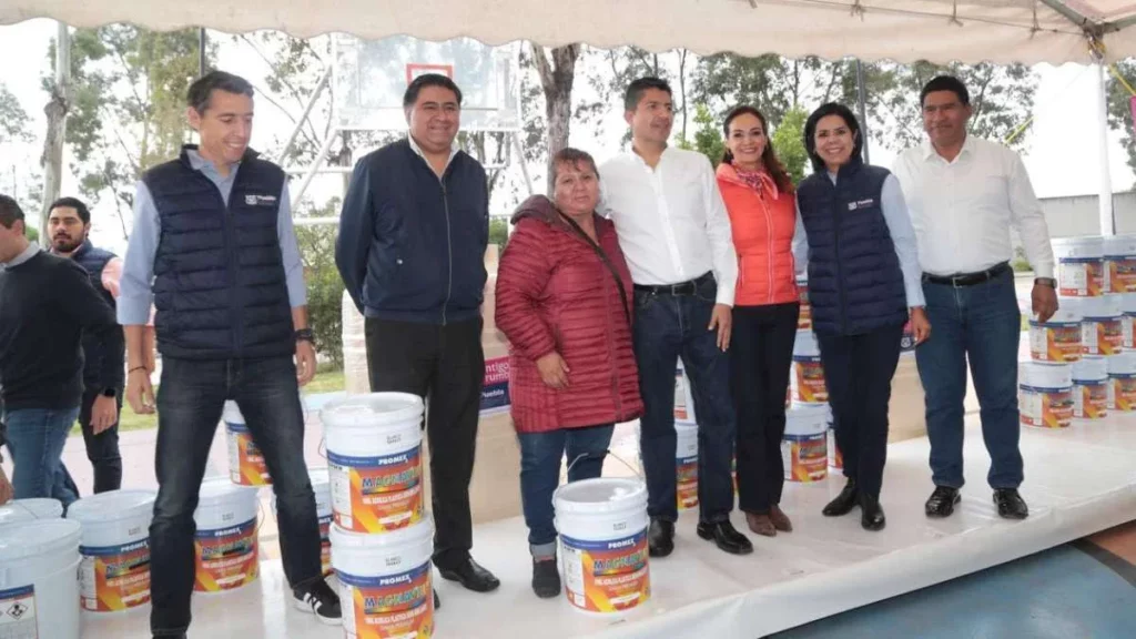 Ayuntamiento de Puebla entrega pintura para mobiliario urbano
