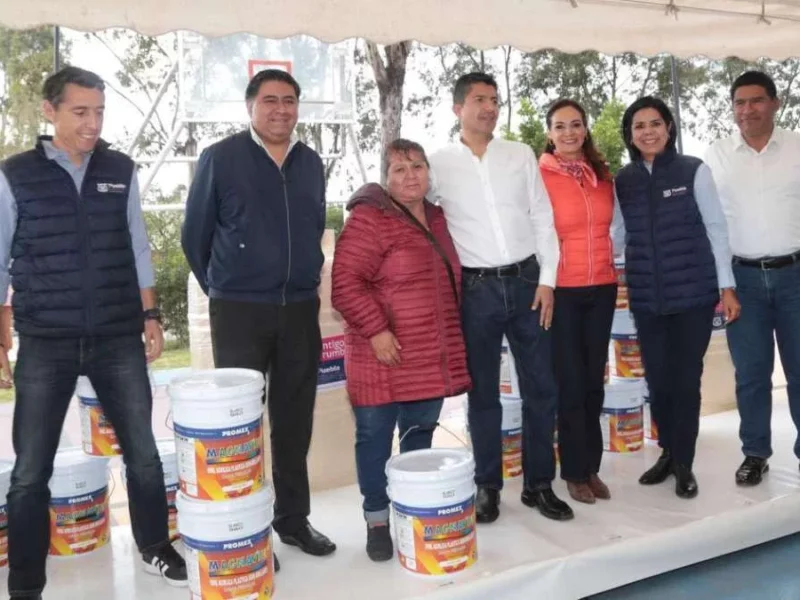 Ayuntamiento de Puebla entrega pintura para mobiliario urbano
