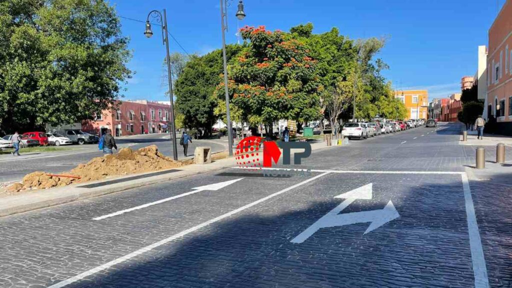 Colocan flechas en calles del centro por cambio de sentido.