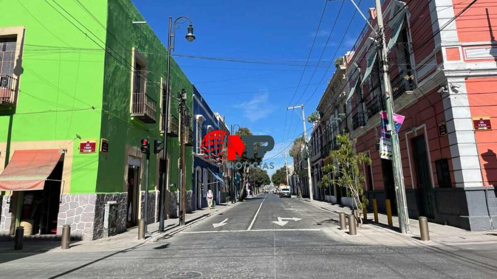 Calles poco transitadas del centro de Puebla con nueva señalética.
