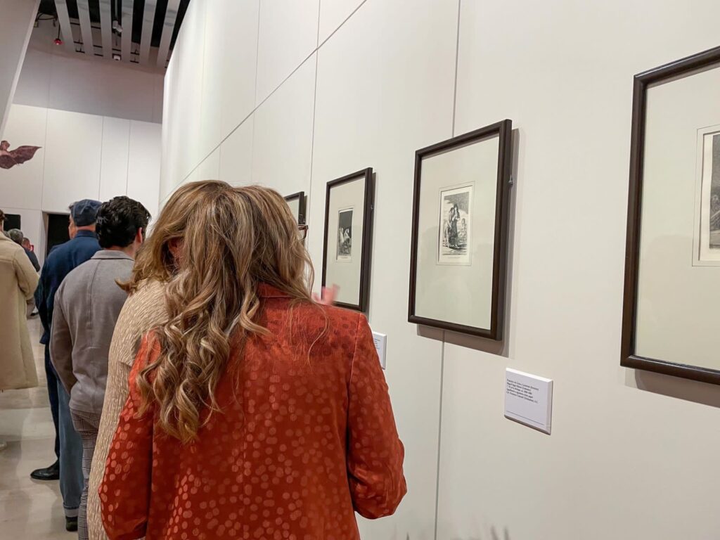 Personas admirando la exposición en el Museo Internacional del Barroco