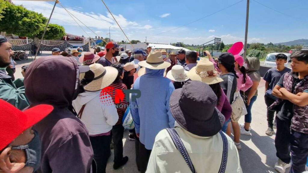 Pobladores de Juan C. Bonilla se reúnen para protestar contra el edil José Cinto Bernal.