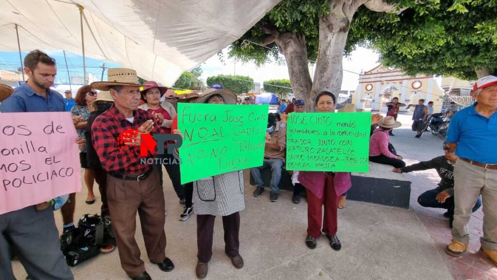 Aspi protestaron contra José Cinto Bernal pobladores de Juan C. Bonilla por presuntas agresiones.