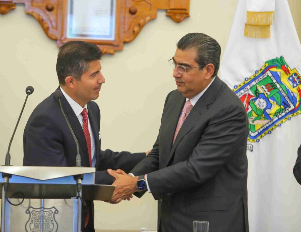 Eduardo Rivera saluda a Sergio Salomón Céspedes en Segundo Informe de Gobierno.