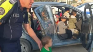 Detienen a maestra por transportar hasta 25 niños en una auto