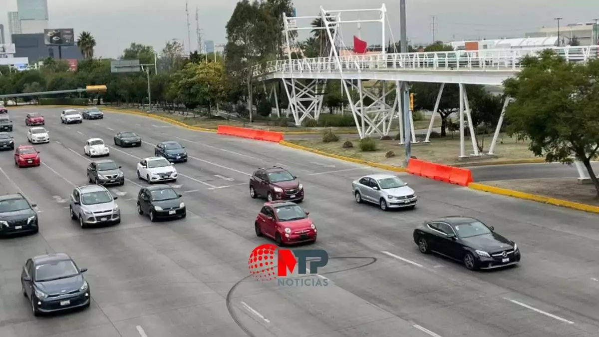 Eliminación de vueltas a la izquierda en Vía Atlixcáyotl reduce de 35 a 8 minutos tiempo de traslado