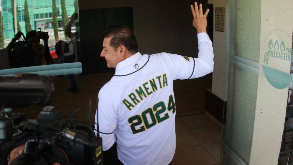 Alejandro Armenta en entrevista presume camiseta de Pericos de Puebla con su nombre y el año 2024..