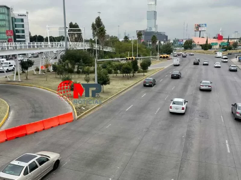 Barrera de prevención para evitar que automovilistas den vueltas a la izquierda en Vía Atlixcáyotl.