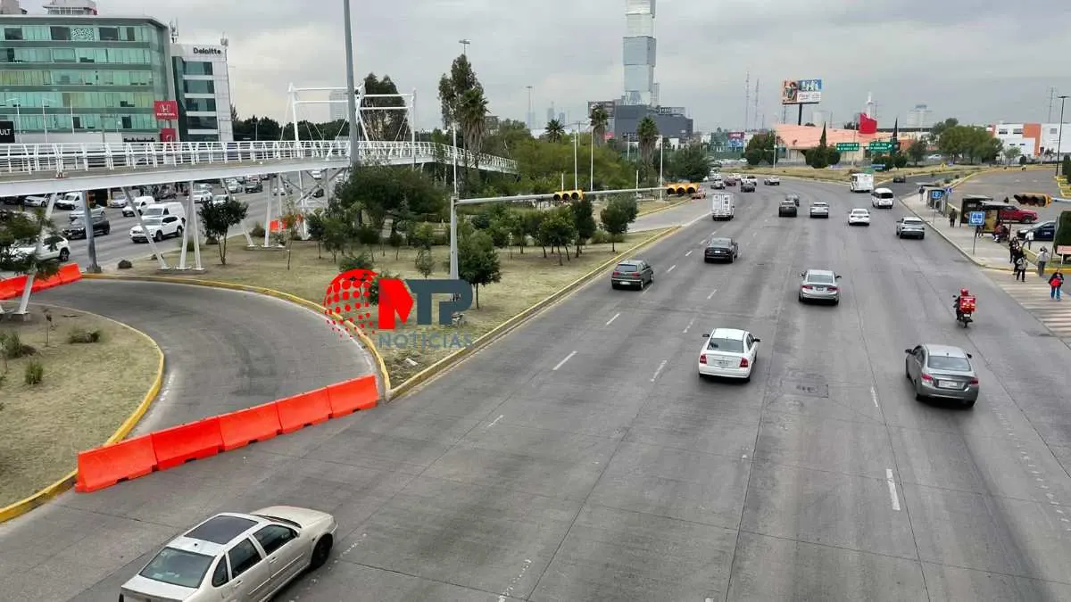 Barrera de prevención para evitar que automovilistas den vueltas a la izquierda en Vía Atlixcáyotl.