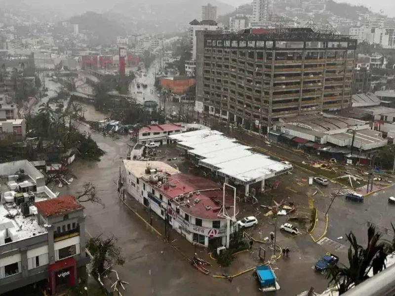 Internet satelital y técnicos de radio envía gobierno de Sergio Salomón a damnificados de Acapulco