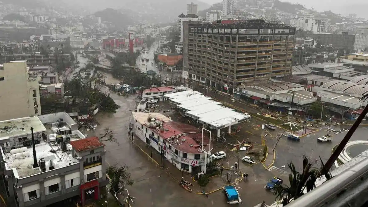 Internet satelital y técnicos de radio envía gobierno de Sergio Salomón a damnificados de Acapulco