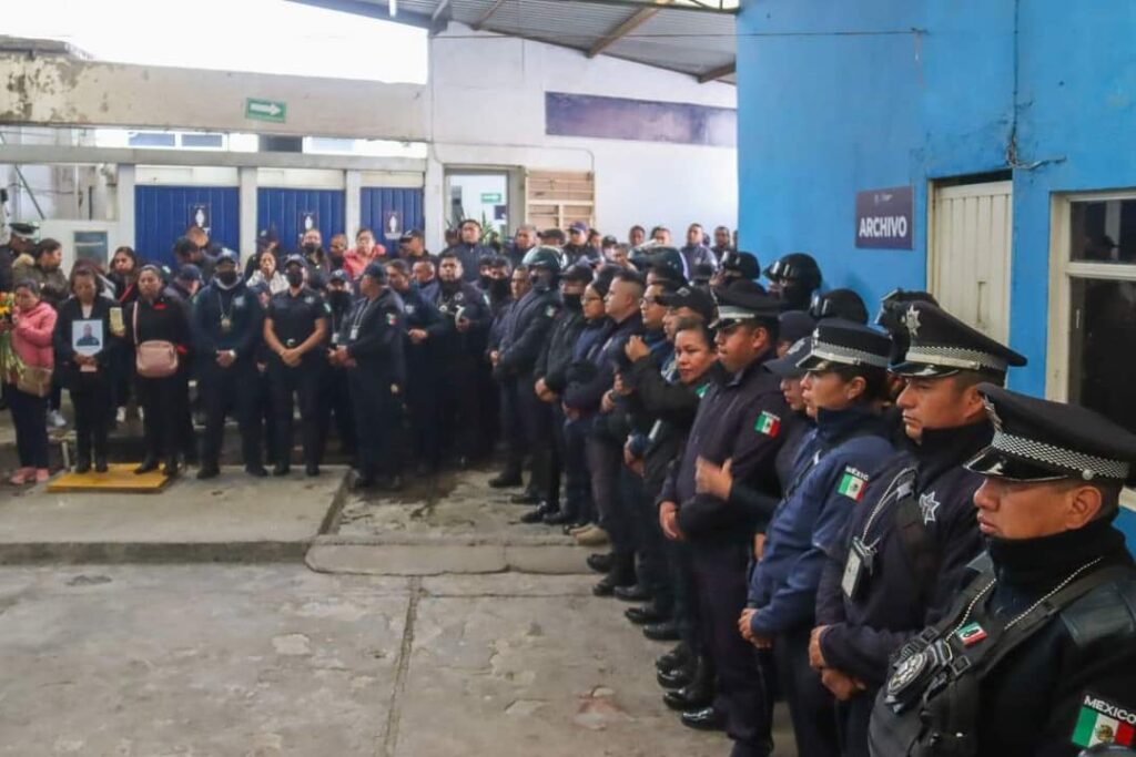 Policías de San Pedro Cholula en homenaje a compañero caído en el deber.