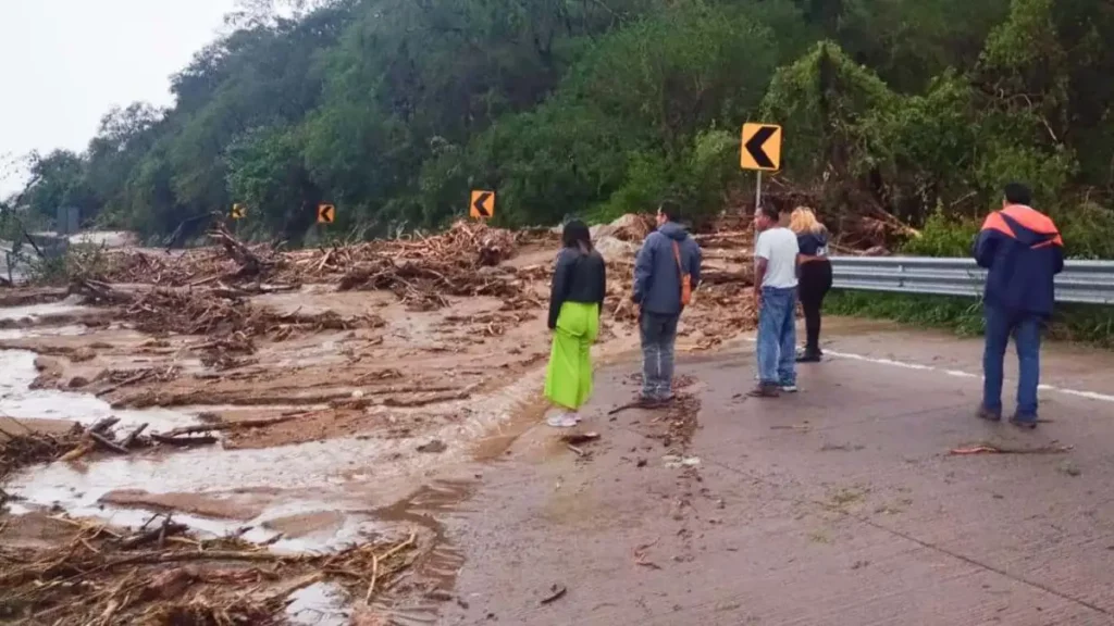 ¿Viajas de Puebla a Acapulco? Ni lo intentes, cierran autopista del Sol por huracán Otis