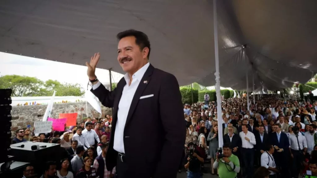 Mier rinde su quinto informe desde Tecamachalco, al grito de "¡gobernador, gobernador!"