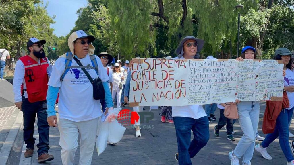 Trabajadores del Poder Judicial marchan con sus hijos y mascotas contra AMLO