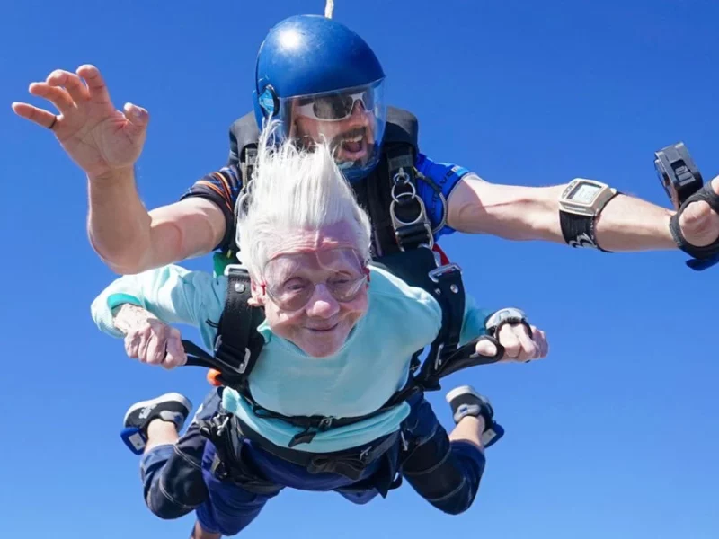 Muere abuelita que rompió récord Guinness de salto en paracaídas
