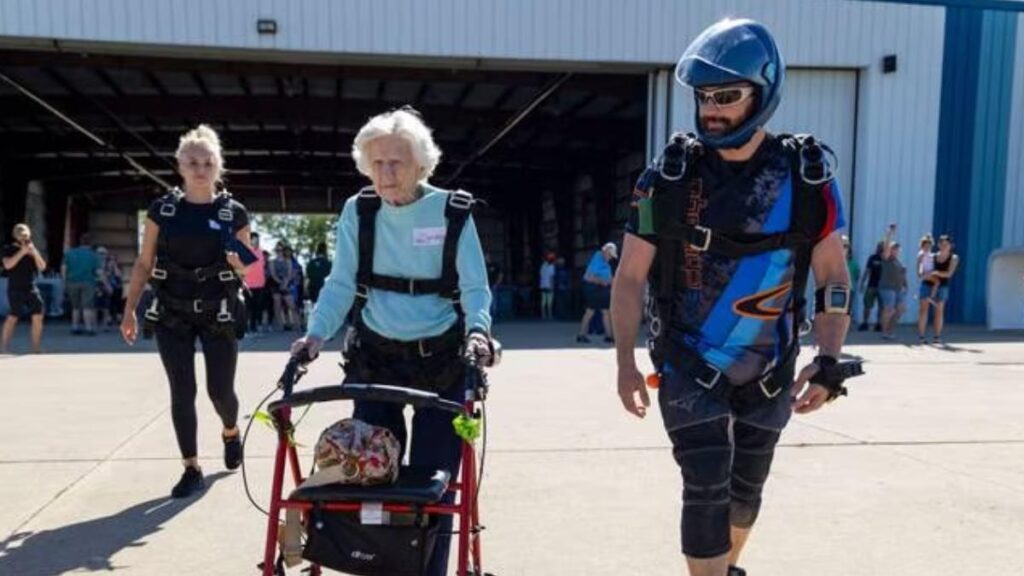 Abuelita se prepara para saltar en paracaídas con expertos en Estados Unidos.