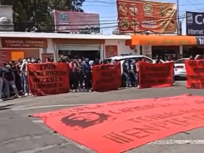 Normalistas de Teteles se manifiestan en la SEP, bloquean paso vehicular