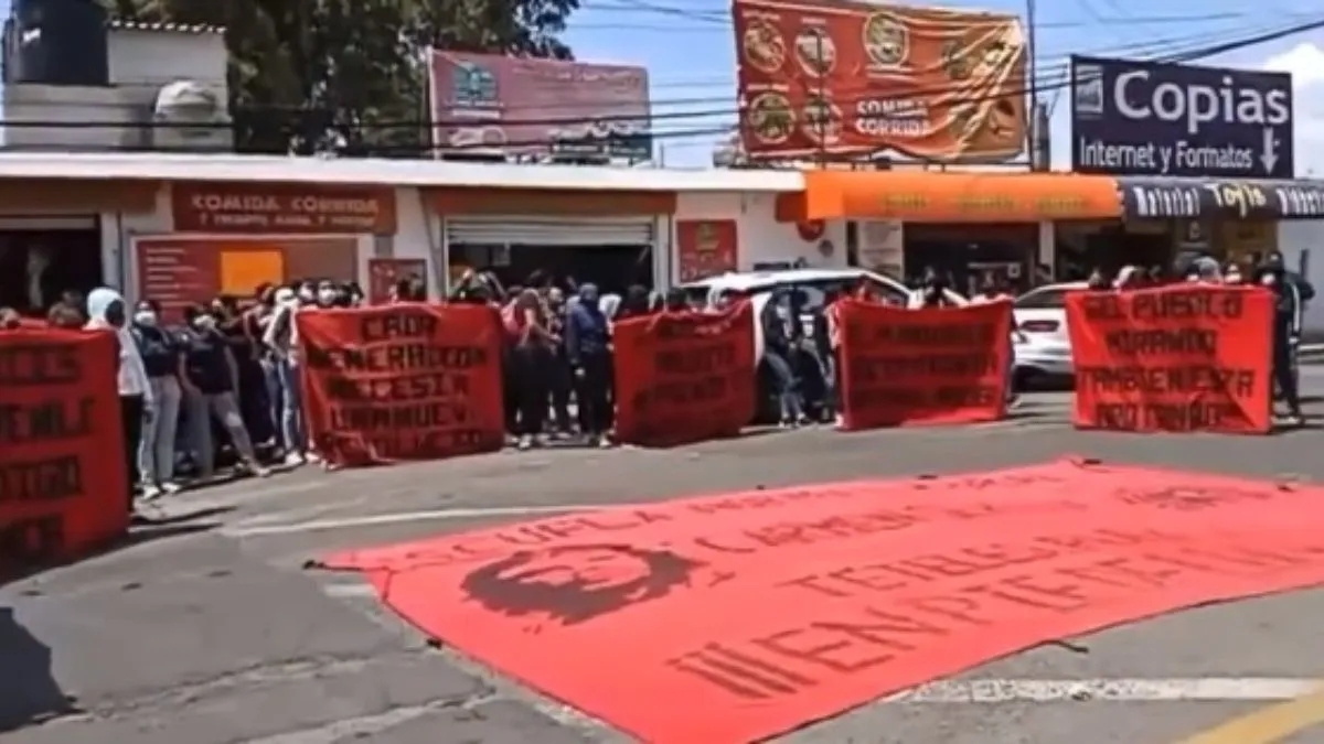 Normalistas de Teteles se manifiestan en la SEP, bloquean paso vehicular
