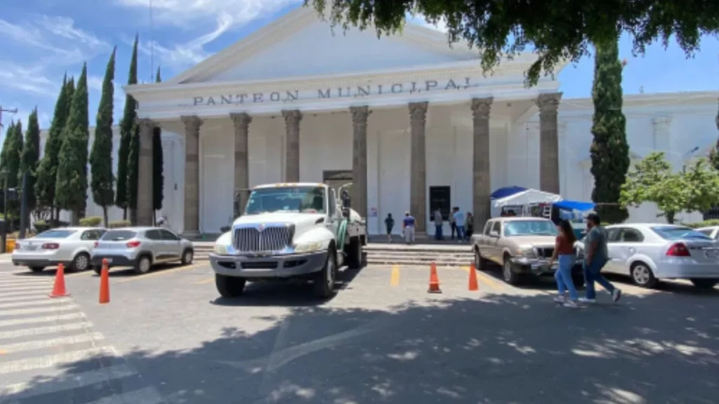 Ya no hay fosas en panteón de Puebla, exhortan a cremar a sus muertos