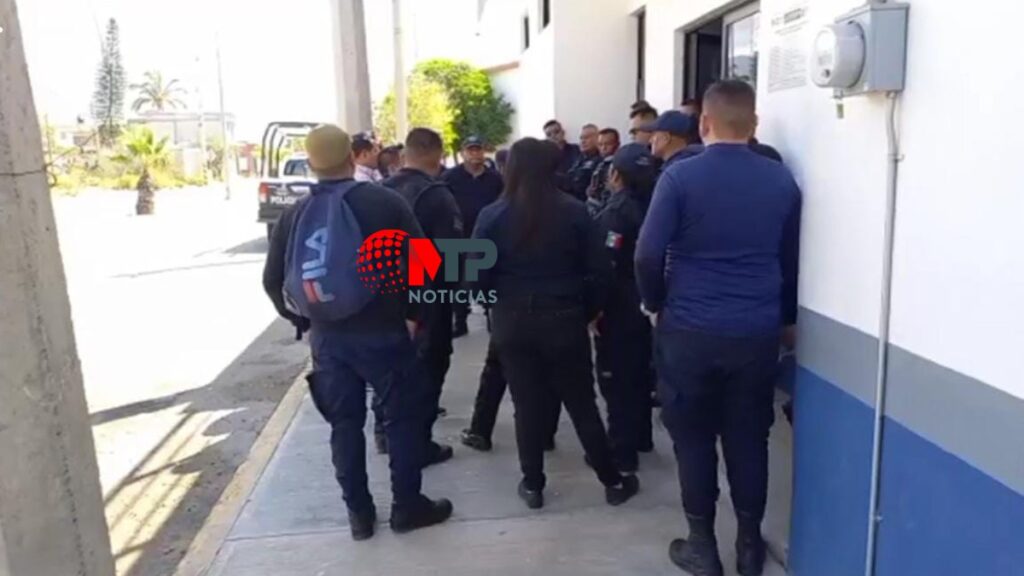Policías de Ajalpan, Puebla protestan afuera de la comandancia.