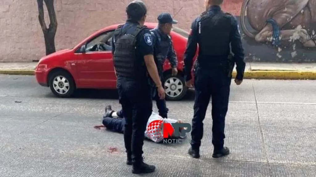 Policías atropellan a un hombre en bulevar 5 de Mayo, en Puebla