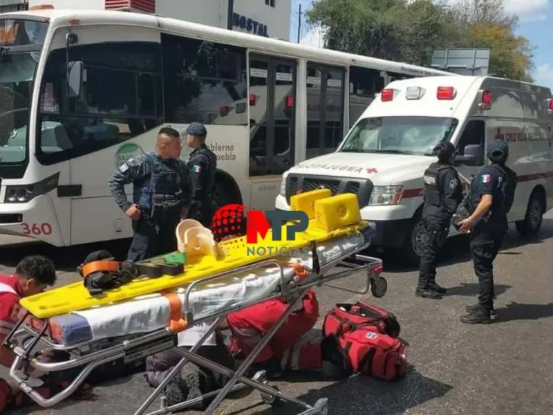 Policías atropellan a un hombre en bulevar 5 de Mayo, en Puebla
