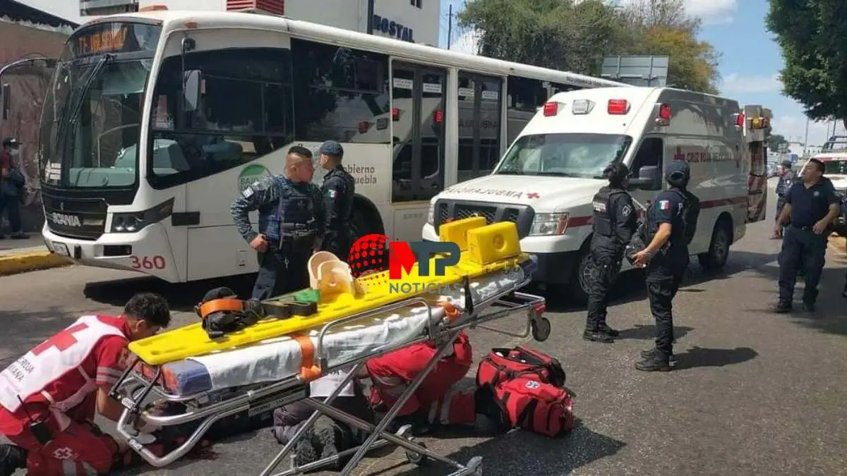 Policías atropellan a un hombre en bulevar 5 de Mayo, en Puebla