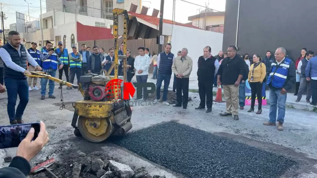 Funcionarios del Ayuntamiento en obras de bacheo en calle de Puebla.