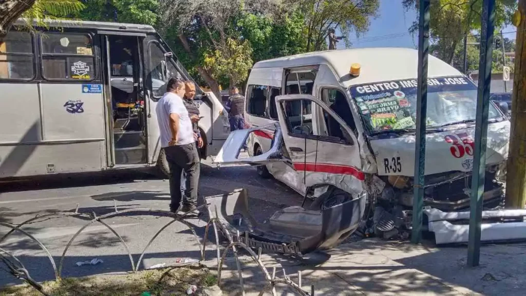 Ruta 35 y camioneta chocan en bulevar 5 de Mayo: hay cuatro heridos