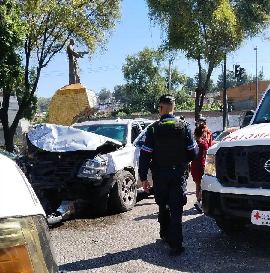 Policías municipales de Puebla atienden choque en bulevar 5 de Mayo.