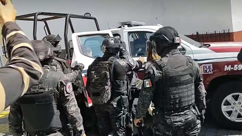 Rinde segundo informe Paola Angon entre granaderos y detenidos