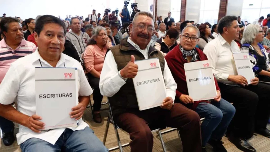 Beneficiarios del Infonavit muestran las escrituras que entregó el gobierno de Sergio Salomón.