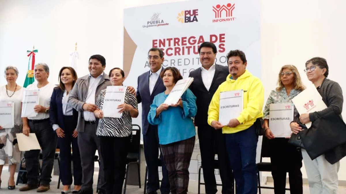 Sergio Salomón entrega 236 escrituras a beneficiarios del Infonavit en Puebla