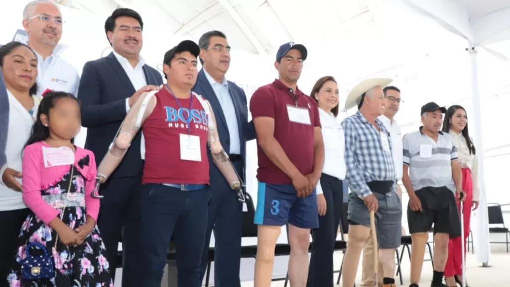 Sergio Salomón y Gaby Bonilla entregan prótesis a habitantes de 29 municipios de Puebla