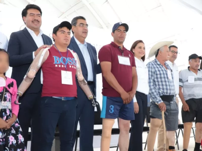 Sergio Salomón y Gaby Bonilla entregan prótesis a habitantes de 29 municipios de Puebla