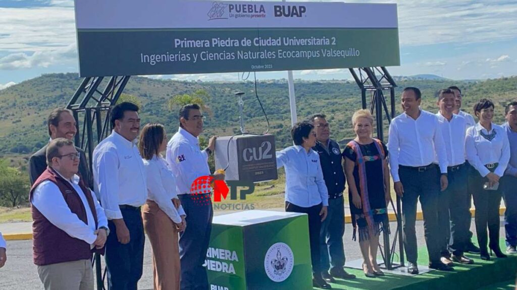 Sergio Salomón y Lilia Cedillo colocan la primera piedra para el inicio de construcción de CU 2 de la BUAP, los acompañan funcionarios de gobierno.