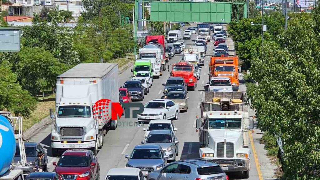 Autos en embotellamiento en Periférico Puebla por bloqueo de trabajadores del Poder Judicial de la Federación.