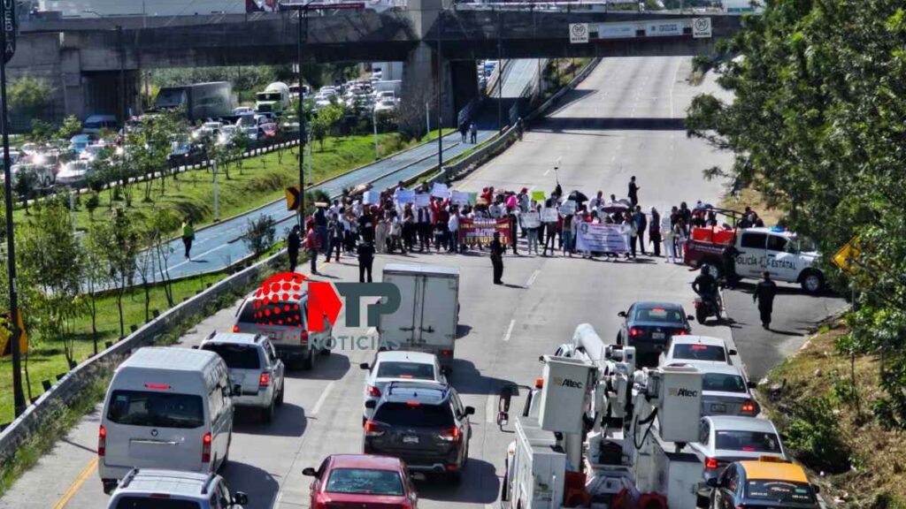 Así bloquearon en Periférico Puebla trabajadores del Poder Judicial de la Federación.