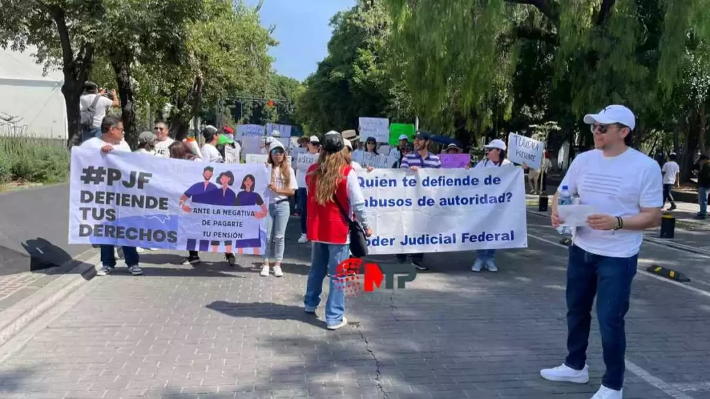 Trabajadores del Poder Judicial marchan con sus hijos y mascotas contra AMLO