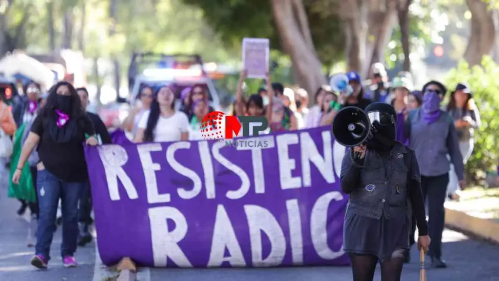 Contingente encabezado por el Frente Radical Feminista marcha sobre el bulevar 5 de Mayo.