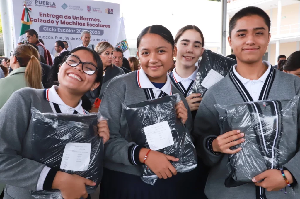 Alumnos de Tehuacán recibiendo uniformes escolares