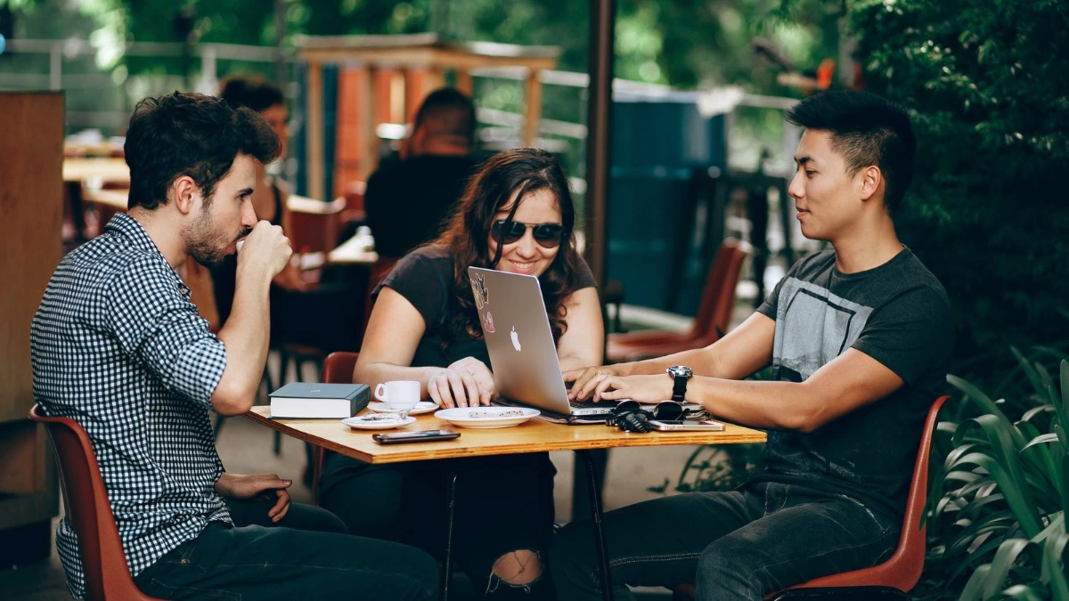 Alumnos en escritorio de la BUAP